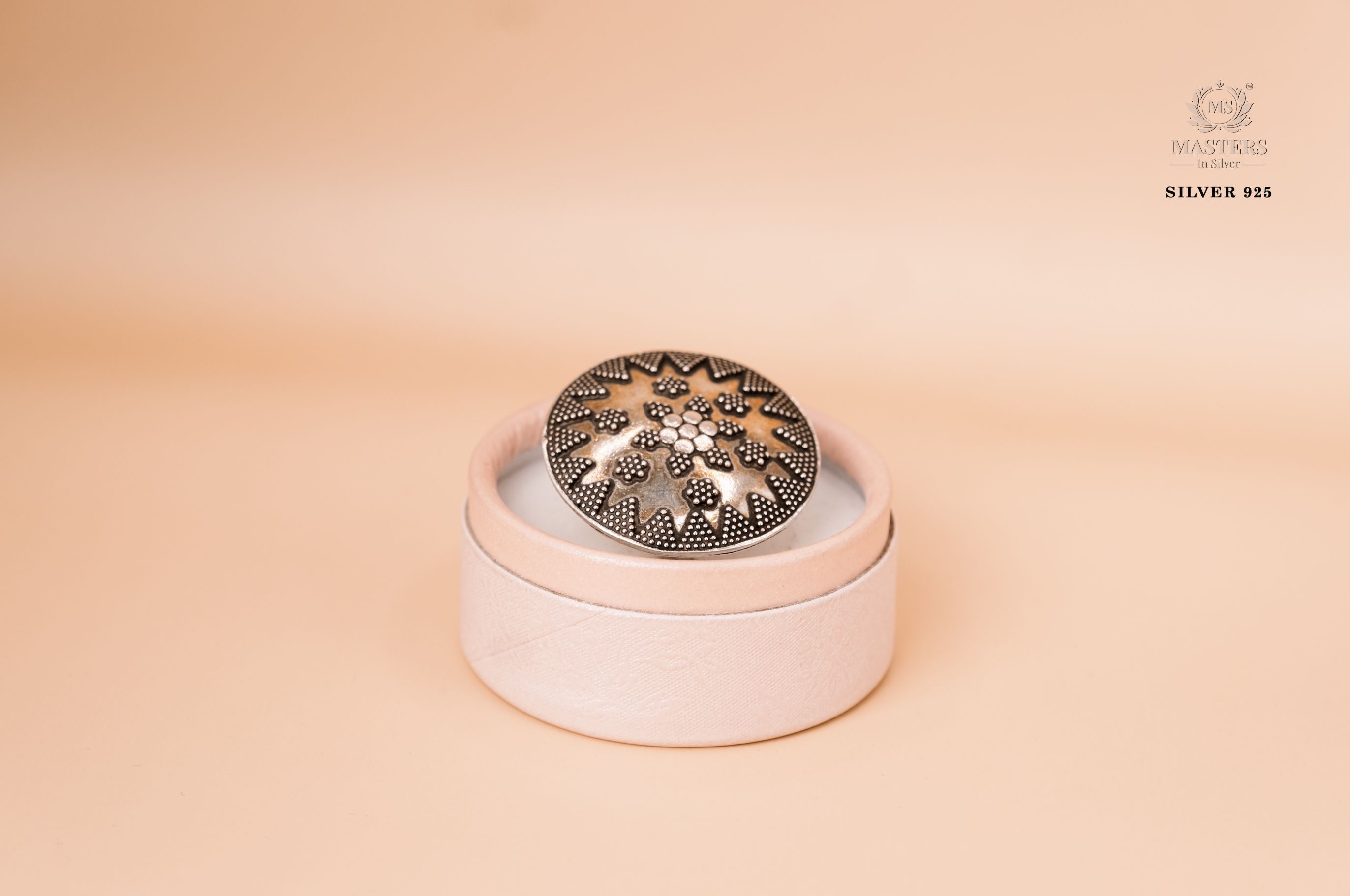 OXIDISED COCKTAIL RING Broad top floral