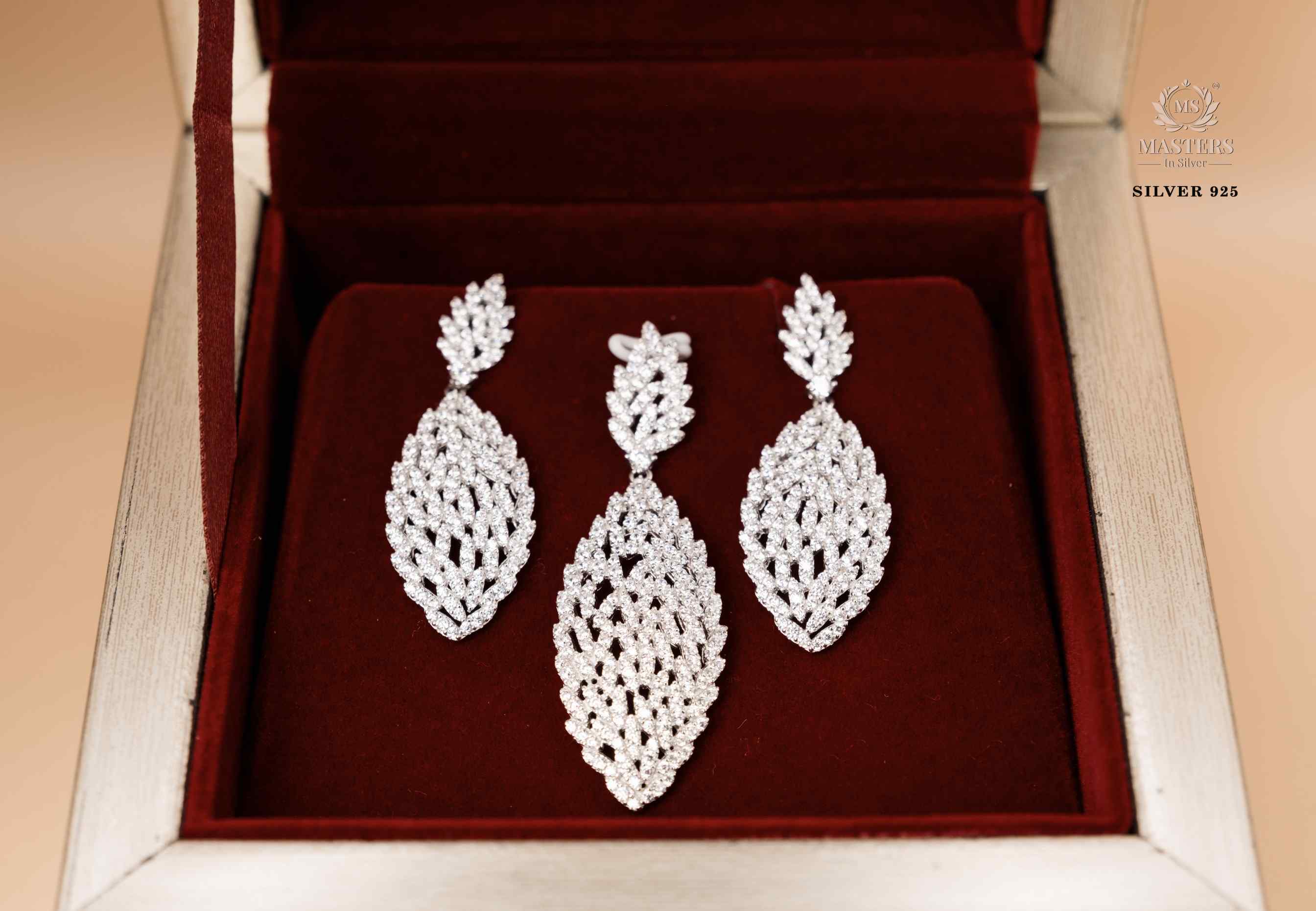 SHINING DIAMOND LOOKS, PARTY WEAR, ORIGINAL IMPORTED 🎁