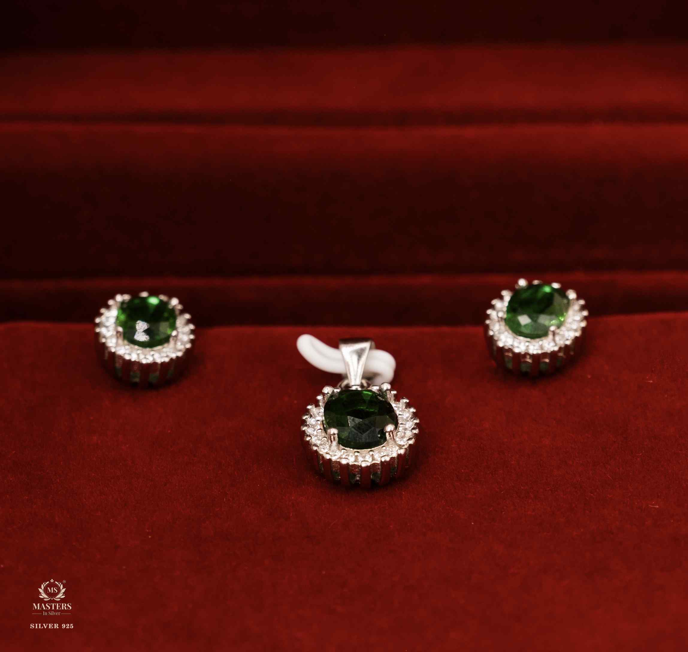 PENDANT SETS, DIAMOND LOOKS, REGULAR WEAR, ORIGINAL IMPORTED OVAL GREEN 🎁