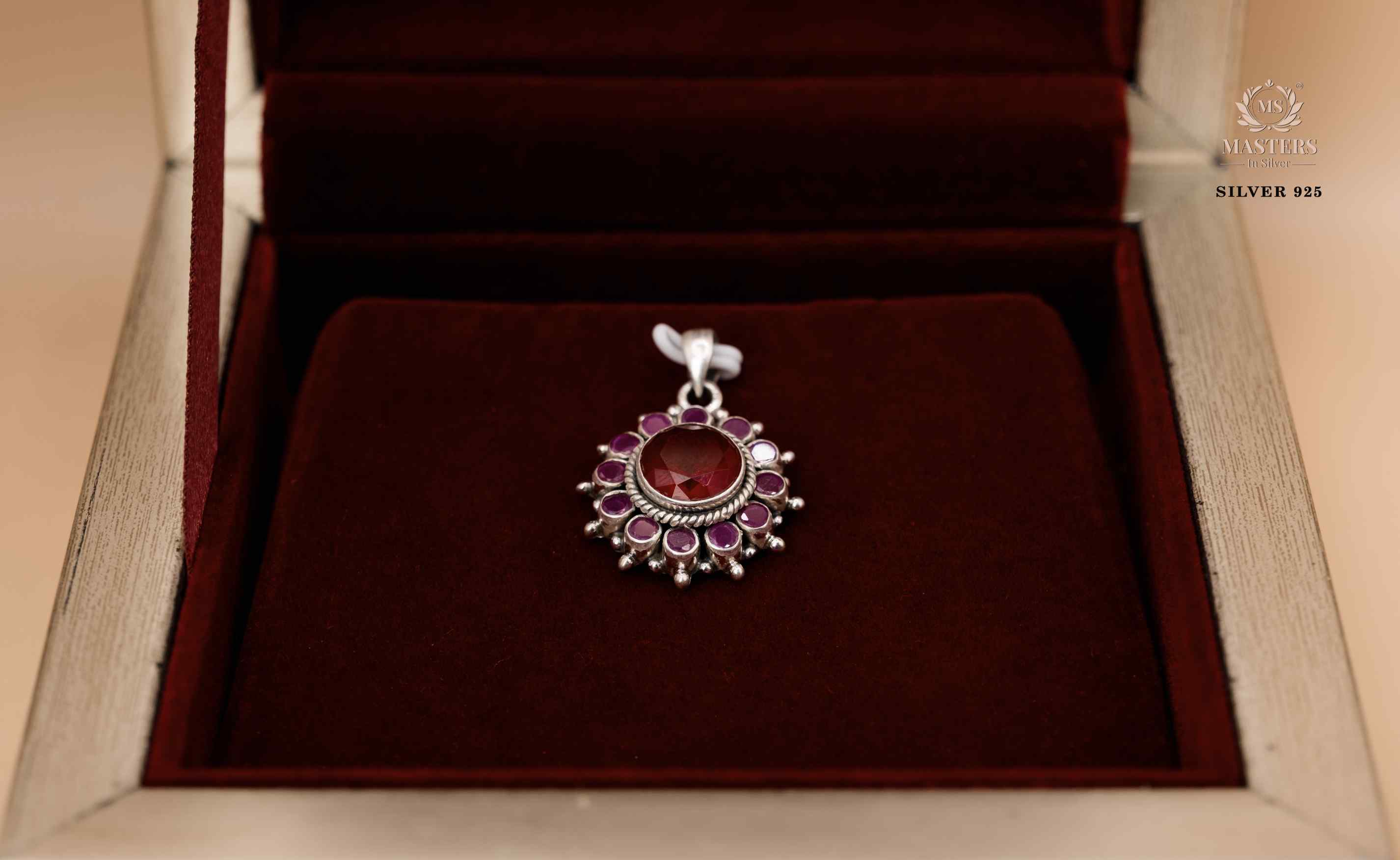 OXIDISED PENDANT IMPORTED / EXPORT QUALITY CUT STONE FLORAL 🤞