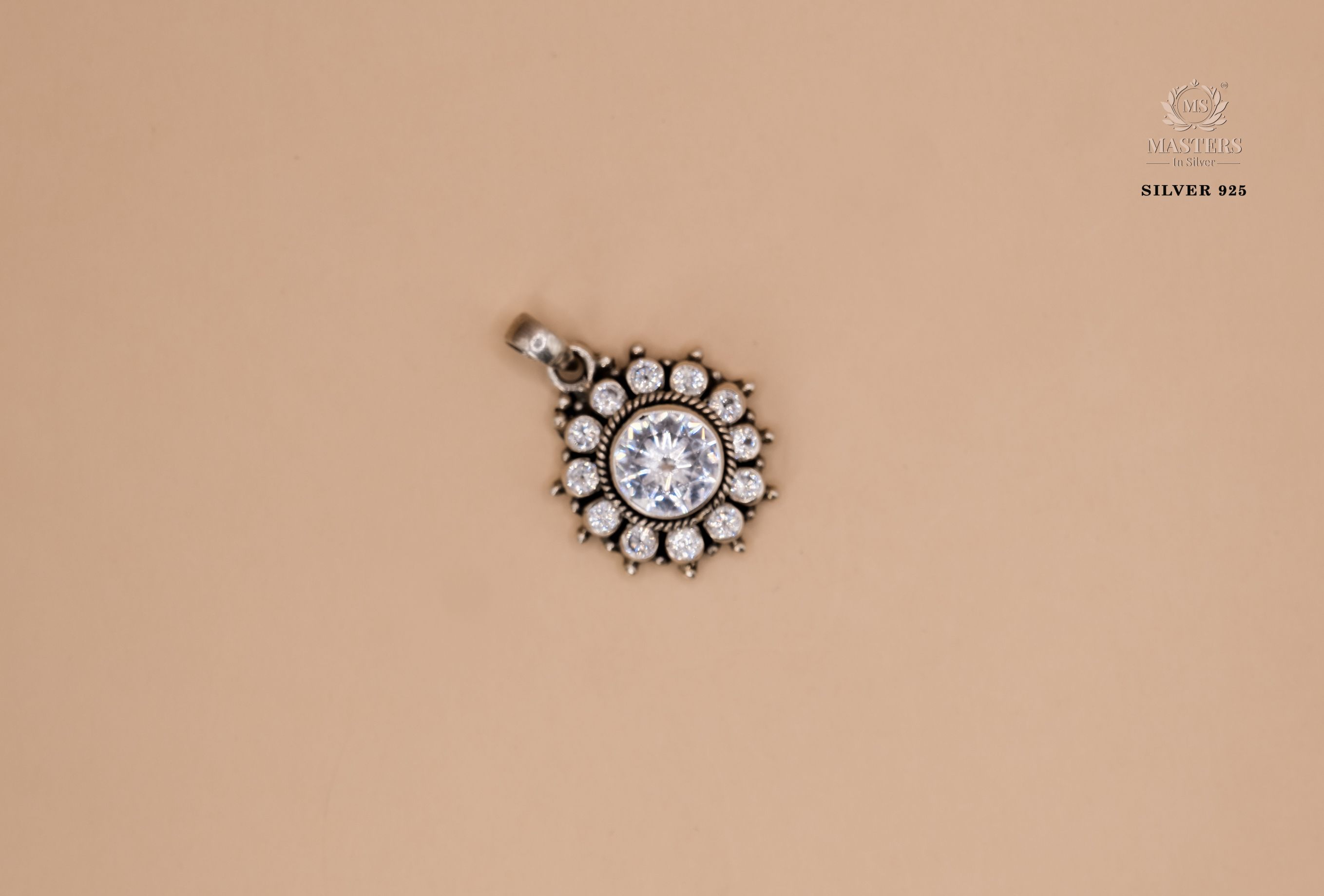 OXIDISED PENDANT IMPORTED / EXPORT QUALITY CUT STONE FLORAL 🤞