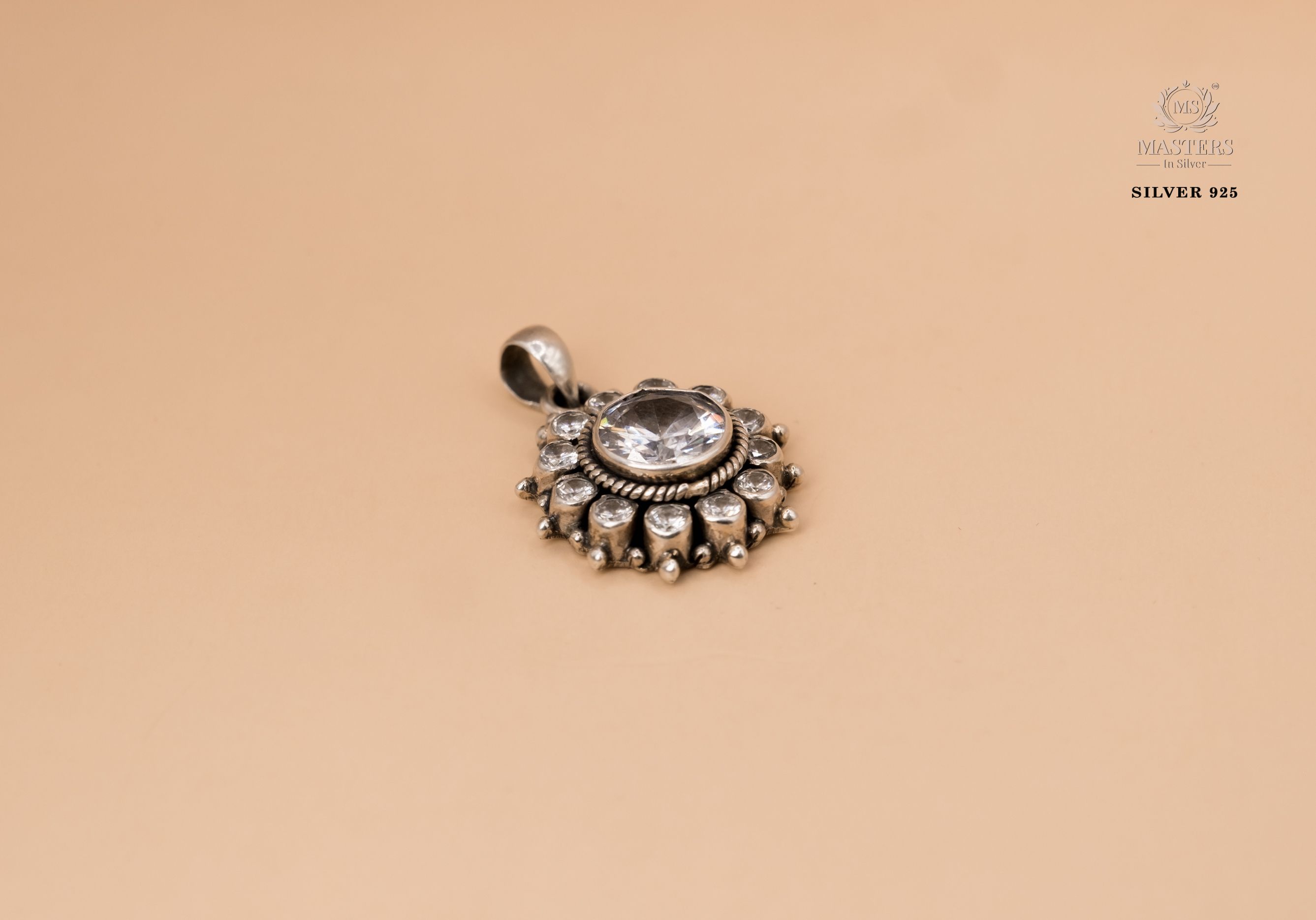 OXIDISED PENDANT IMPORTED / EXPORT QUALITY CUT STONE FLORAL 🤞
