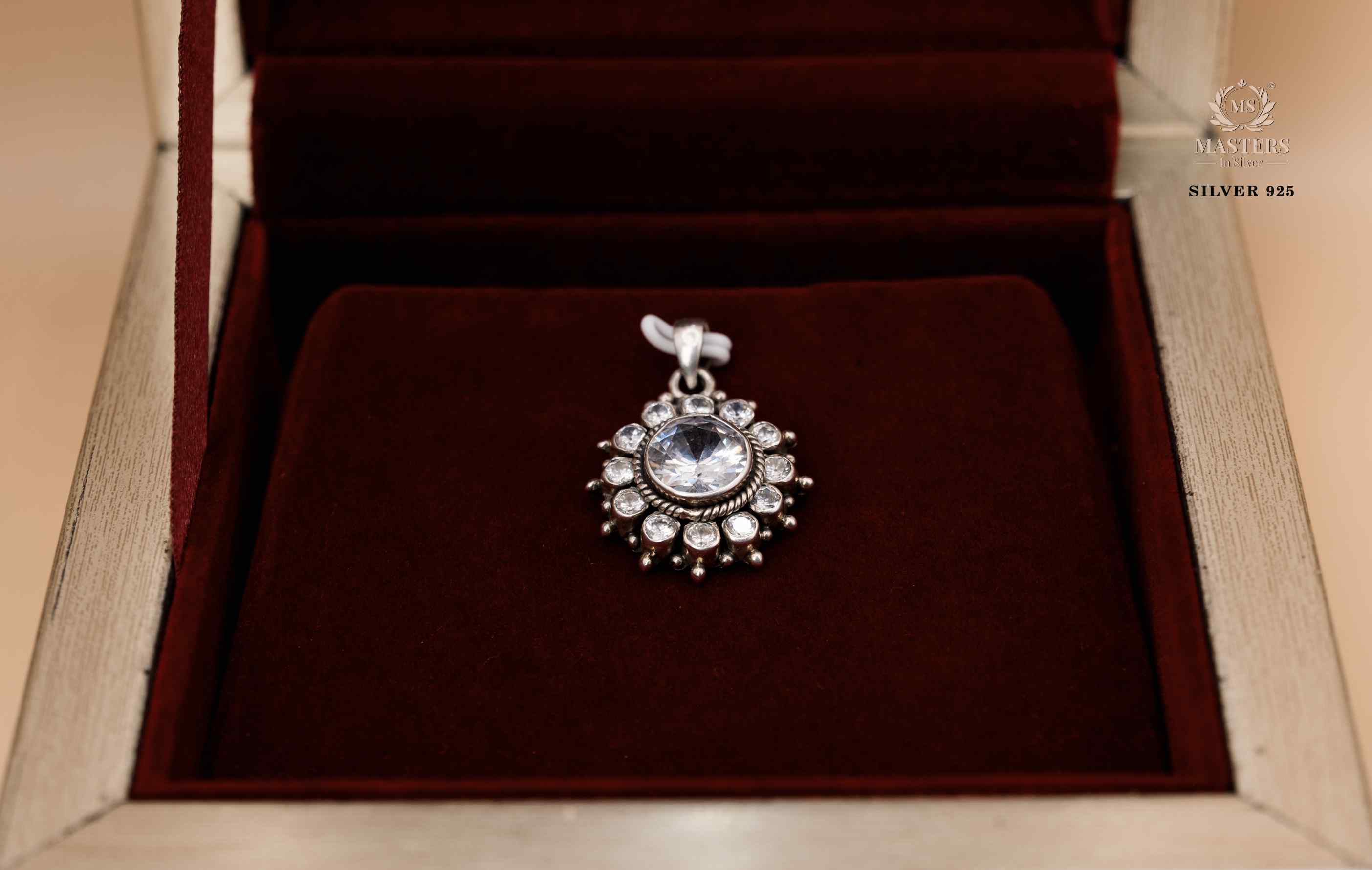 OXIDISED PENDANT IMPORTED / EXPORT QUALITY CUT STONE FLORAL 🤞