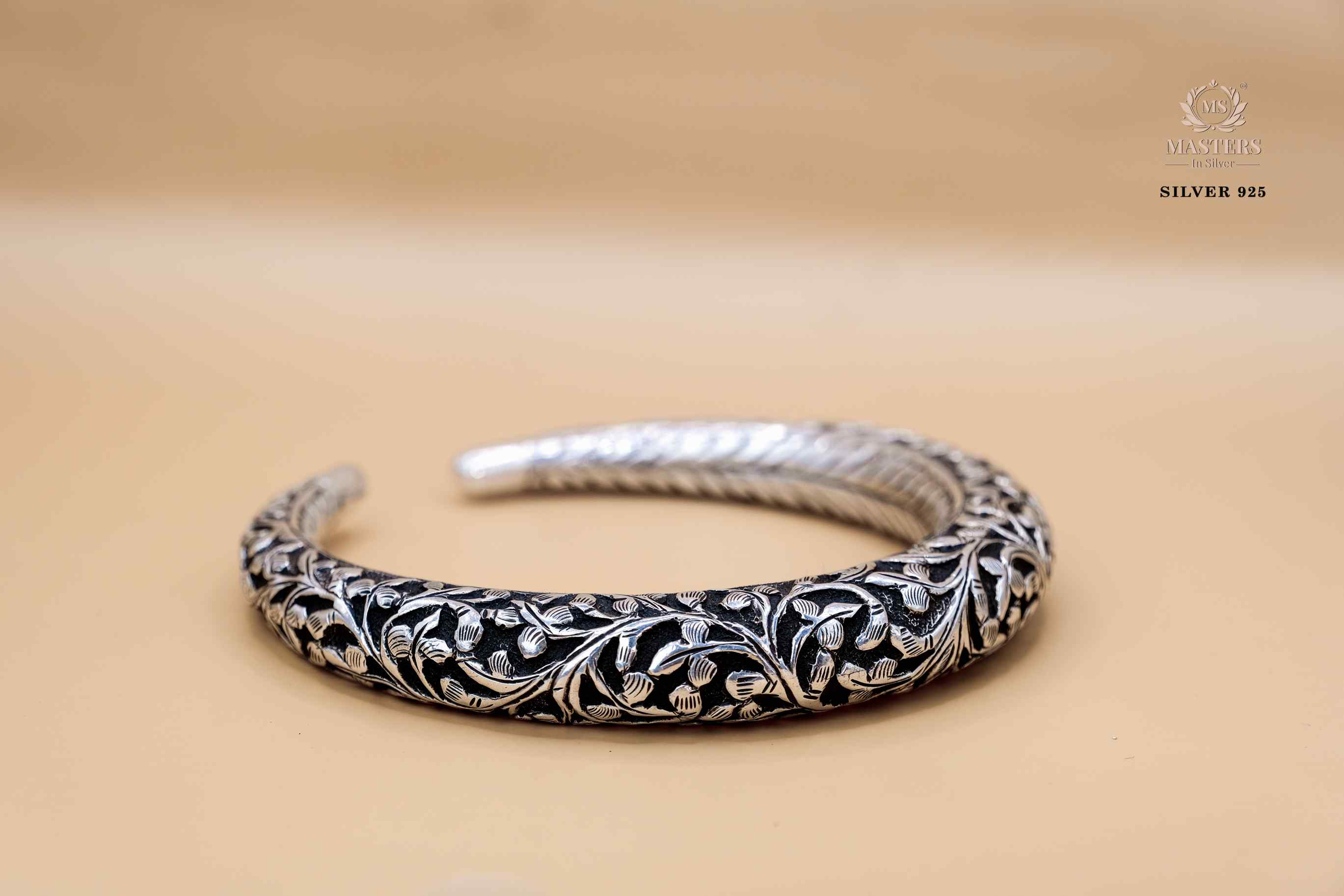 KADE OXIDISED SINGLE BROAD CHITRAI