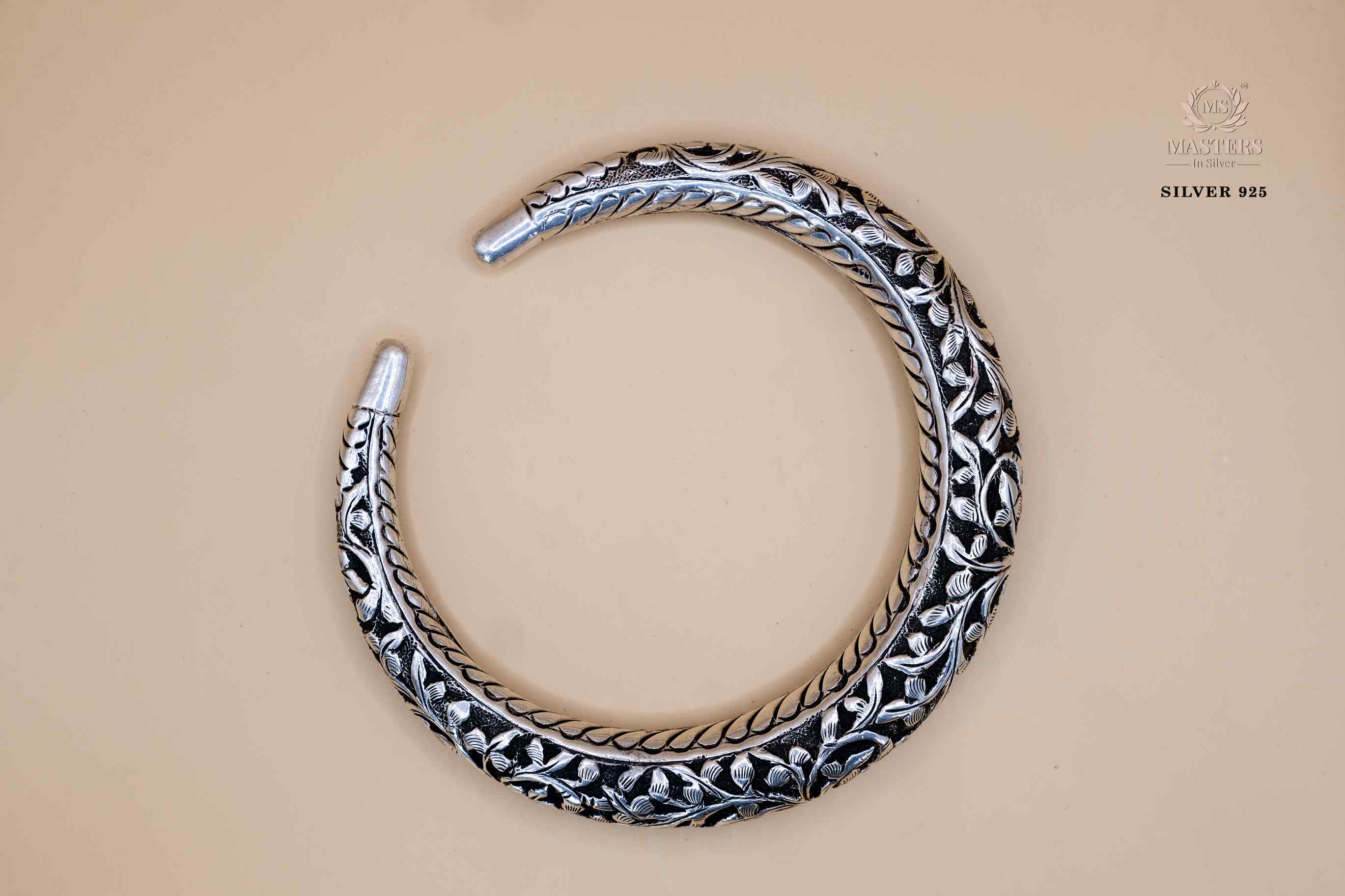 KADE OXIDISED SINGLE BROAD CHITRAI