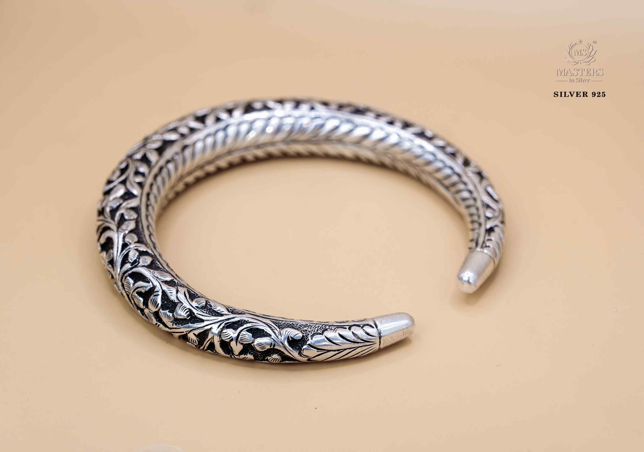 KADE OXIDISED SINGLE BROAD CHITRAI